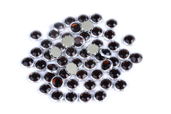 Dei cristalli di rocca bordata colore su ordinazione buona Stickness accuratezza di colore acceso di Flatback
