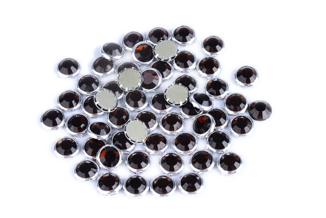 Dei cristalli di rocca bordata colore su ordinazione buona Stickness accuratezza di colore acceso di Flatback
